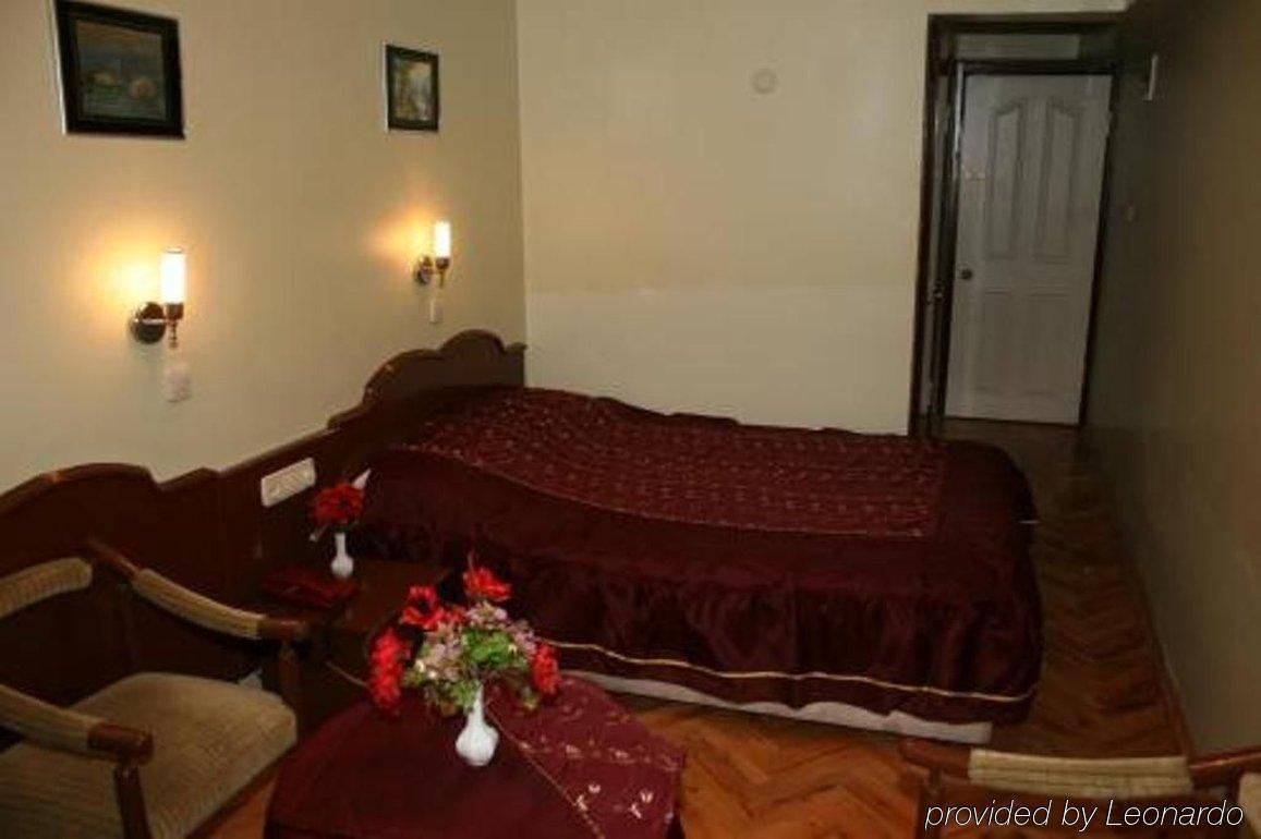Hotel Grand Mark Истанбул Стая снимка
